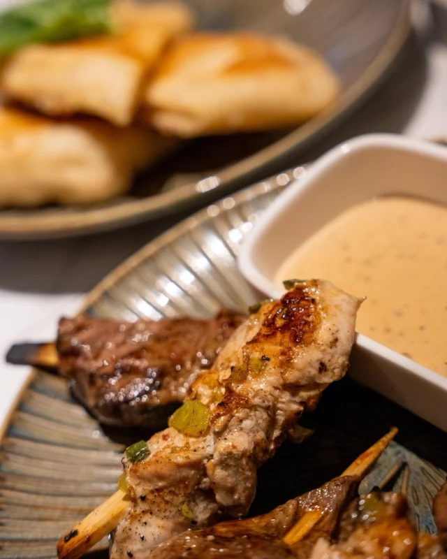 ❤️‍🔥 Les braises dansent au Palm.
Les arômes des grillades sur le feu, les assiettes fumantes, les cocktails aux notes explosives et ensoleillées signés Campari… et les accords en live pour sublimer le tout.
Merci à tous pour ce doux embrasement lors de notre dernier Dîner Brasero.

@bytheway972 
@danevens1
@bbsdrinkcollection 

Le 21 mai, on remet la flamme.
Une nouvelle soirée entre acoustique envoûtante, DJ set et cuisine au sommet. Happy Hour Brasero dispo sur Bizouk (lien dans notre bio)
